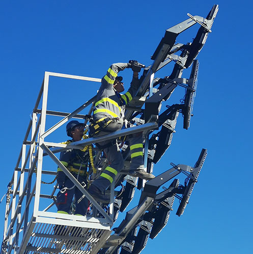 Esta imagen ilustra a las personas que instalan un sistema de iluminación LED