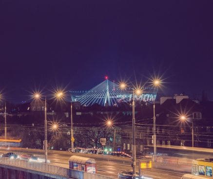 Esta imagen contiene calles con farolas