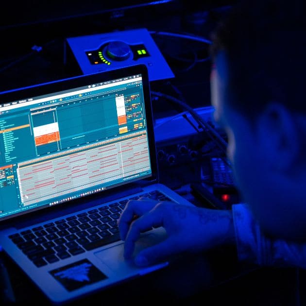 Esta imagen contiene un ingeniero de diseño que trabaja en una computadora.