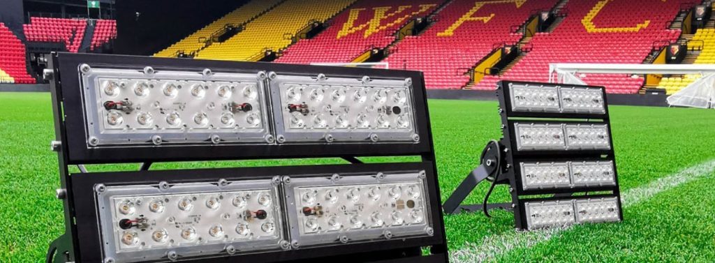 Esta imagen contiene equipos para iluminar un estadio de fútbol.