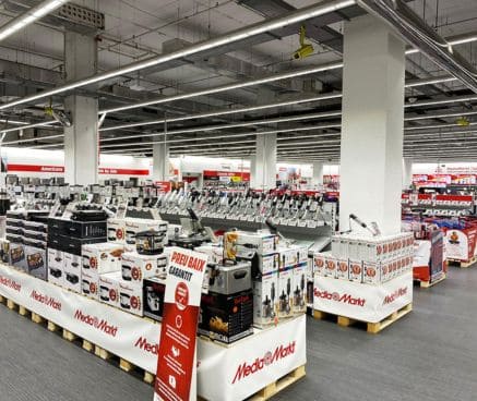 Esta imagen representa un supermercado, que contiene cierto tipo de iluminación.