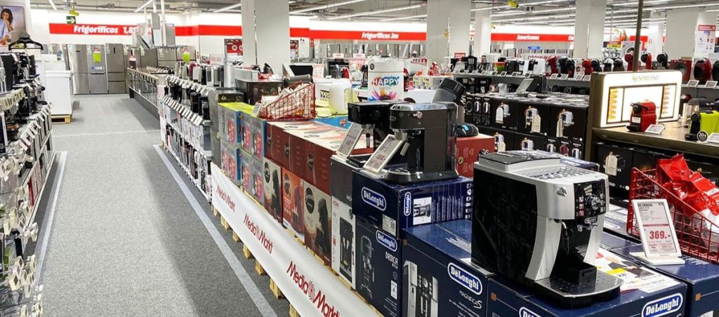 Esta imagen representa un supermercado, que contiene cierto tipo de iluminación.