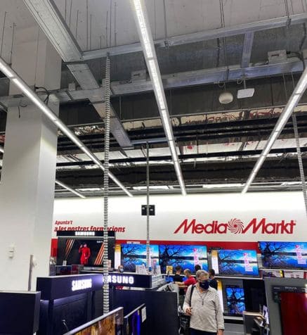 Esta imagen representa un supermercado, que contiene cierto tipo de iluminación.